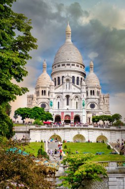 Sacre Coeur Bazilikası gün batımında Paris 'te.