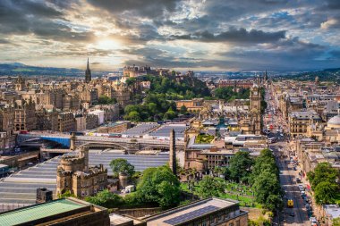 Gün batımında İskoçya 'daki Edinburgh şehrinin panoramik manzarası.