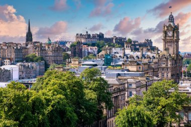 Gün batımında İskoçya 'daki Edinburgh şehrinin panoramik manzarası.
