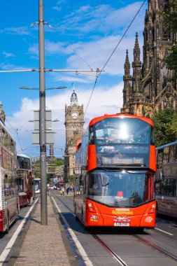 Güneşli bir yaz gününde Edinburgh 'daki Princes Caddesi' nde çift katlı kırmızı otobüs.