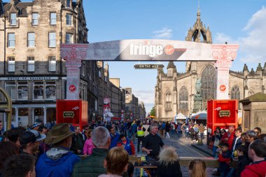 Edinburgh 'daki Sınır Bilim' e katılan turistler ve yerliler dünyanın en büyük sanat festivali.
