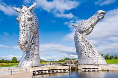 İskoçya 'daki Falkirk yakınlarındaki Helix Parkı' ndaki Kelpie anıtı.