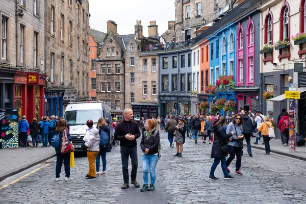 爱丁堡著名的维多利亚大街上五彩斑斓的店面和游客 — 图库照片
