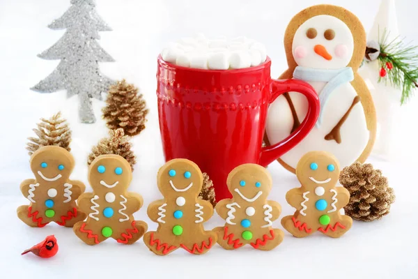 Lebkuchenmänner mit rotem Becher weihnachtliche Szene — Stockfoto