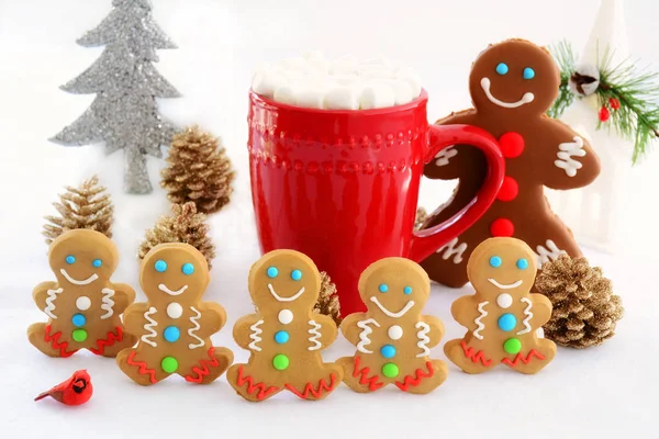 Lebkuchenmänner mit rotem Becher weihnachtliche Szene — Stockfoto