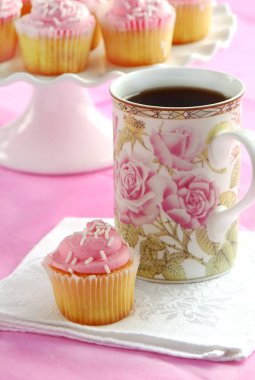 Çay ile Mini çilek cupcakes