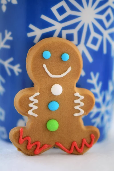 Lebkuchen Mann mit Schneeflocke blauen Becher Hintergrund — Stockfoto