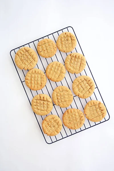 Mogyoróvaj cookie-kat a hűtést rack Stock Kép