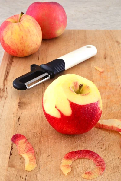 Einen Apfel schälen — Stockfoto