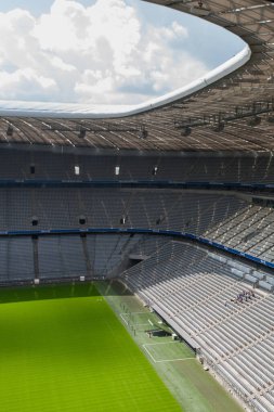 Münih, Almanya - 28 Haziran 2015 tarihinde Allianz Arena futbol stadyumu Münih, Almanya 'da kuruldu. Stadyumun kapasitesi yaklaşık 70.000 seyirci kapasitesiyle Almanya 'nın üçüncü büyük stadyumu konumundadır..