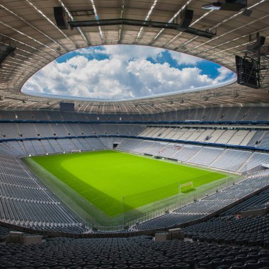 Münih, Almanya - 28 Haziran 2015 tarihinde Allianz Arena futbol stadyumu Münih, Almanya 'da kuruldu. Stadyumun kapasitesi yaklaşık 70.000 seyirci kapasitesiyle Almanya 'nın üçüncü büyük stadyumu konumundadır..