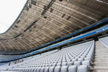 Münih, Almanya - 28 Haziran 2015 tarihinde Allianz Arena futbol stadyumu Münih, Almanya 'da kuruldu. Stadyumun kapasitesi yaklaşık 70.000 seyirci kapasitesiyle Almanya 'nın üçüncü büyük stadyumu konumundadır..