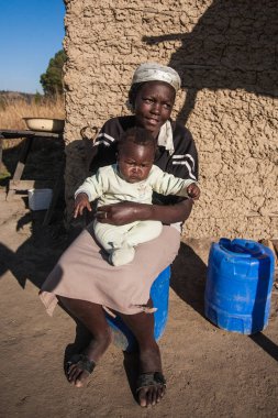 Mbabane, Svaziland- 30 Temmuz 2008 'de Mbabane, Svaziland' da kimliği belirlenemeyen Swazi bir annenin çocuğuyla portresi