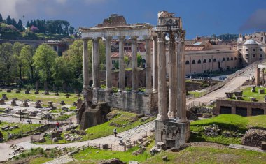 ROME - Mayıs 2018: Roma 'da Roma Forumu' nun kalıntıları. Roma Forumu antik çağın önemli bir anıtıdır ve Roma 'nın başlıca turistik merkezlerinden biridir.