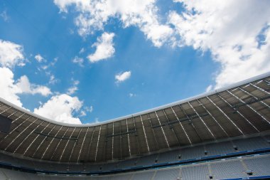 Münih, Almanya - 28 Haziran 2015 tarihinde Allianz Arena futbol stadyumu Münih, Almanya 'da kuruldu. Stadyumun kapasitesi yaklaşık 70.000 seyirci kapasitesiyle Almanya 'nın üçüncü büyük stadyumu konumundadır..