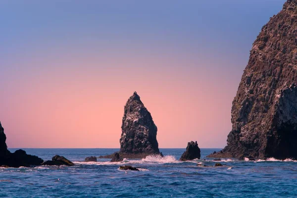 カリフォルニア州チャンネル諸島アナカパ島近くの岩 — ストック写真