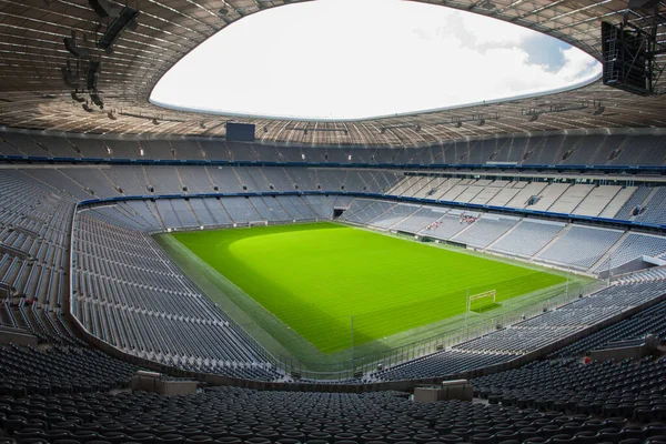 Münih, Almanya - 28 Haziran 2015 tarihinde Allianz Arena futbol stadyumu Münih, Almanya 'da kuruldu. Stadyumun kapasitesi yaklaşık 70.000 seyirci kapasitesiyle Almanya 'nın üçüncü büyük stadyumu konumundadır..