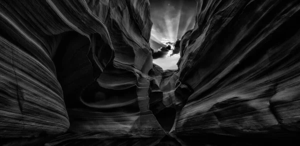 美国亚利桑那州佩奇附近的羚羊峡谷 羚羊峡谷是美国西南部游客最多和拍照最多的狭长地带峡谷 — 图库照片