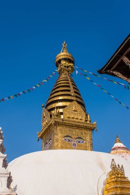 Katmandu, Nepal - 2 Kasım 2013: The Swayambhunath Stupa, 2 Kasım 2013, Katmandu, Nepal. Stupa çevresindeki binalar 25 Nisan 2015 depreminde tamamen yıkıldı.