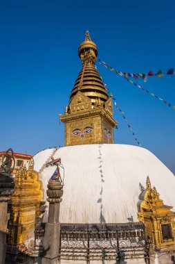 Katmandu, Nepal - 2 Kasım 2013: The Swayambhunath Stupa, 2 Kasım 2013, Katmandu, Nepal. Stupa çevresindeki binalar 25 Nisan 2015 depreminde tamamen yıkıldı.