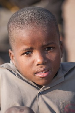 Mbabane, Svaziland - 6 Ağustos 2008 'de Mbabane, Svaziland' da yerel bir okulda tanımlanamayan Swazi öğrencisi
