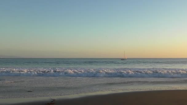 Segeljacht Vom Twin Sees Strand Bei Sonnenuntergang Santa Cruz Kalifornien — Stockvideo
