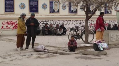 2018 'de Mazar-i-Şerif, Kuzey Afganistan' daki kimliği belirsiz Afgan halkı