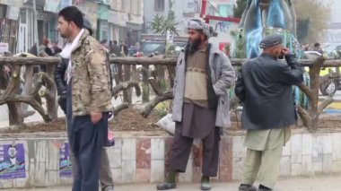 2018 'de Mazar-i-Şerif, Kuzey Afganistan' daki kimliği belirsiz Afgan halkı