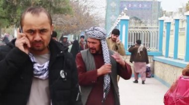 2018 'de Mazar-i-Şerif, Kuzey Afganistan' daki Mavi Camii 'ndeki kimliği belirsiz Afgan vatandaşları.