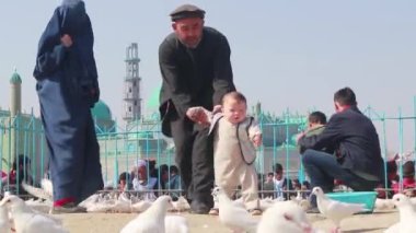 2018 'de Mazar-i-Şerif, Kuzey Afganistan' daki Mavi Camii 'ndeki kimliği belirsiz Afgan vatandaşları.