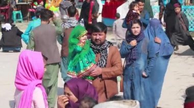 2018 'de Mazar-i-Şerif, Kuzey Afganistan' daki Mavi Camii 'ndeki kimliği belirsiz Afgan vatandaşları.