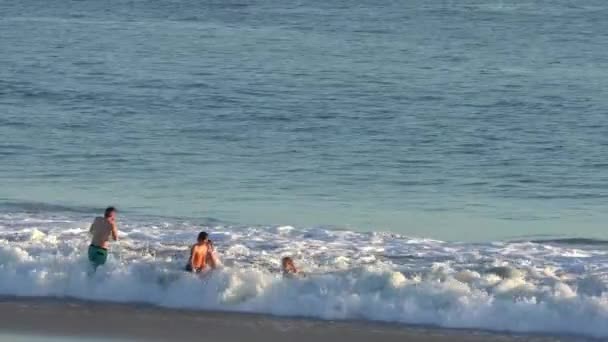 Неідентифіковані Люди Пляжі Twin Lakes Beach Заході Сонця Санта Крус — стокове відео