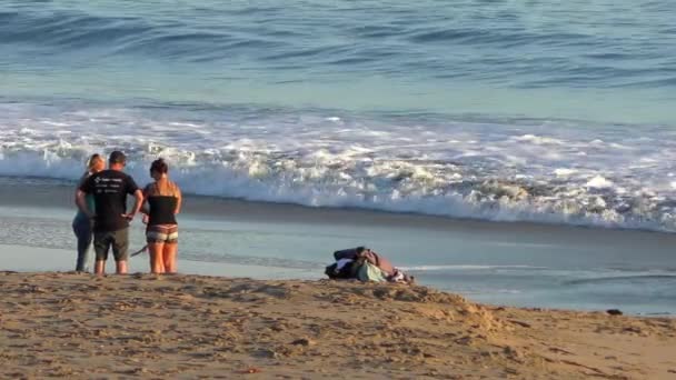 Неідентифіковані Люди Пляжі Twin Lakes Beach Заході Сонця Санта Крус — стокове відео