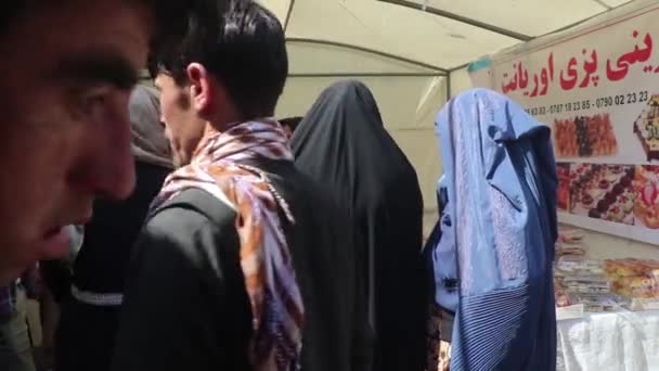 2018年在阿富汗北部马扎里沙里夫市场的身份不明者 — 图库视频影像