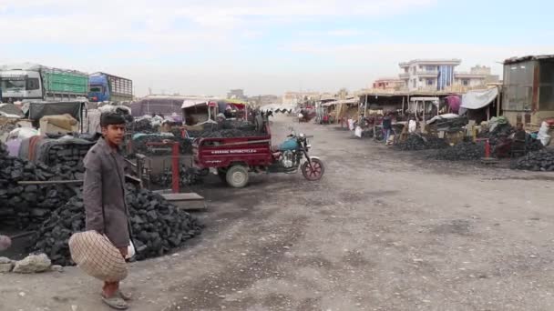 Oidentifierade Personer Kolmarknad Mazar Sharif Norra Afghanistan 2018 — Stockvideo