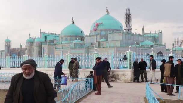 Povo Afegão Não Identificado Mesquita Azul Mazar Sharif Afeganistão Norte — Vídeo de Stock