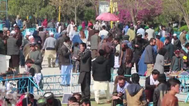 Popolo Afgano Non Identificato Alla Moschea Blu Mazar Sharif Afghanistan — Video Stock