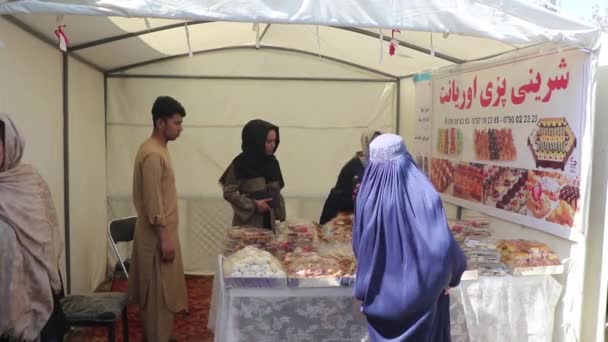 2018年に北アフガニスタンのマザリシャリフの市場で未確認の人々 — ストック動画