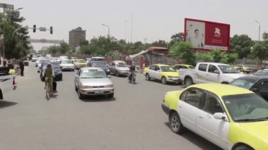 2018 'de Mazar-i-Şerif, Kuzey Afganistan' da sokak trafiği