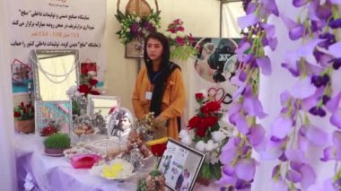 2018 'de Mazar-i-Şerif, Kuzey Afganistan' daki bir pazarda kimliği belirsiz kişiler.