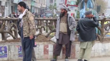 2018 'de Mazar-i-Şerif, Kuzey Afganistan' daki kimliği belirsiz Afgan halkı