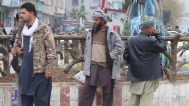 2018 'de Mazar-i-Şerif, Kuzey Afganistan' daki kimliği belirsiz Afgan halkı