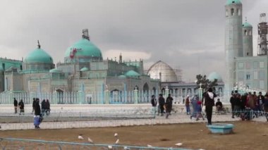 2018 'de Mazar-i-Şerif, Kuzey Afganistan' daki Mavi Camii 'ndeki kimliği belirsiz Afgan vatandaşları.