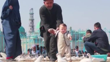 2018 'de Mazar-i-Şerif, Kuzey Afganistan' daki Mavi Camii 'ndeki kimliği belirsiz Afgan vatandaşları.