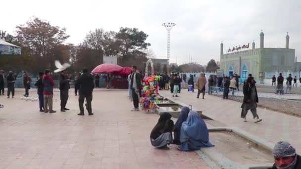 2018年に北アフガニスタンのマザリシャリフのブルーモスクで確認されていないアフガニスタンの人々 — ストック動画