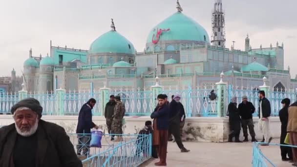 Неизвестные Афганцы Голубой Мечети Мазари Шарифе Северный Афганистан 2018 Году — стоковое видео