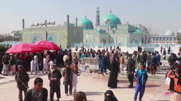 Unidentified Afghan People Blue Mosque Mazar Sharif North Afghanistan 2018 — Stock Video