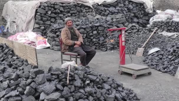 2018 Mazar Şerif Kuzey Afganistan Daki Bir Kömür Pazarında Kimliği — Stok video