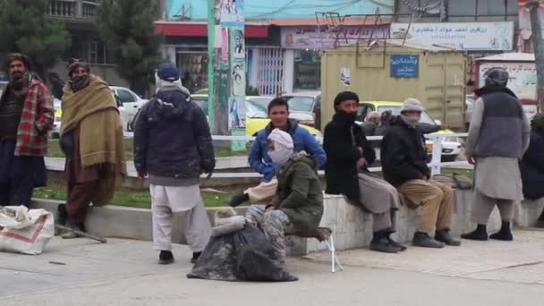 2018年に北アフガニスタンのマザリシャリフ市中心部で未確認のアフガニスタン人 — ストック動画