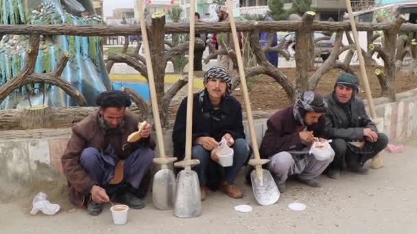 Неизвестные Афганцы Центре Города Мазари Шариф Северный Афганистан 2018 Году — стоковое видео